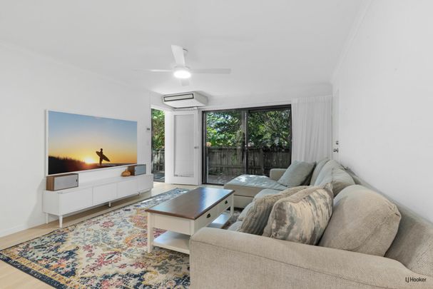CONVENIENT GROUND FLOOR LIVING IN THE HEART OF COOLANGATTA - Photo 1
