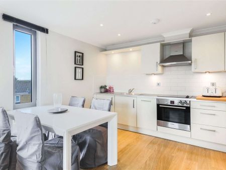 A superb two bedroom apartment located within close proximity to Westfield Stratford. - Photo 4