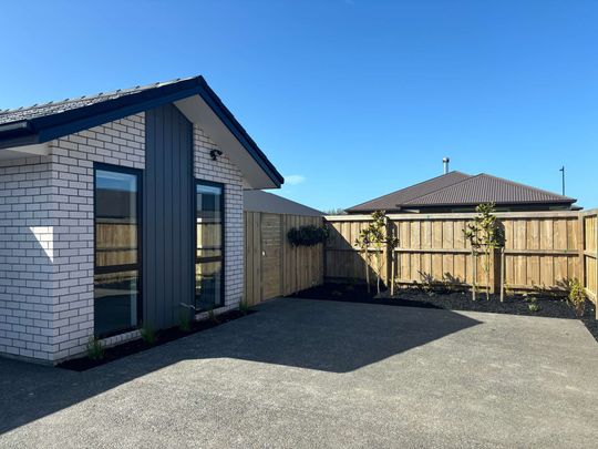 Multigenerational Living Made Easy: Two Homes, Two Tenancies, One Ideal Location! - Photo 1