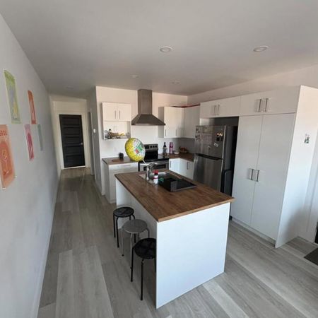 4 1/2 neuf dernier étage avec thermopompe et meuble inclus - Photo 3