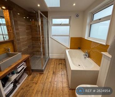 4 bedroom semi-detached house to rent - Photo 4