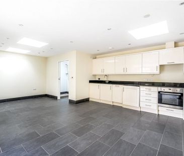 A fabulous ground floor self contained studio property with courtya... - Photo 6