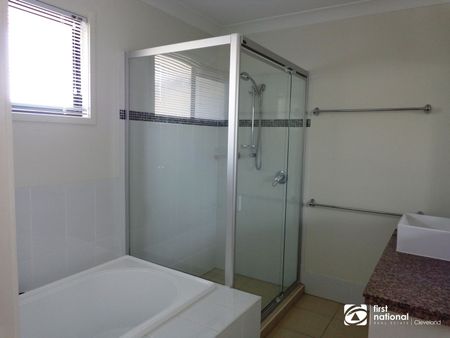 LARGE FAMILY HOME IN SOUGHT AFTER SUBURB OF THORNLANDS - Photo 5