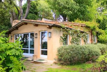 Center-Popolo: Spectacular Villino located in the center of Rome, in an exclusive private, secure park setting. Spacious living room, 4 bedrooms, 4 Baths, large panoramic terrace and gardens, parking. Ref #1910