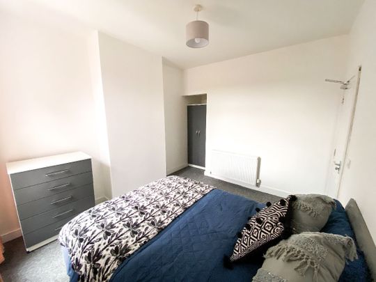 Room 3, 7 Coronation Road - Photo 1