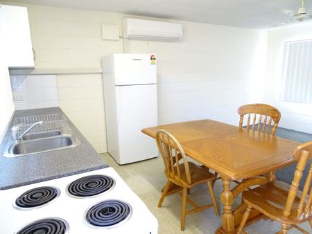 Large open plan unit located nearby schools, shops, parks and more - Photo 4