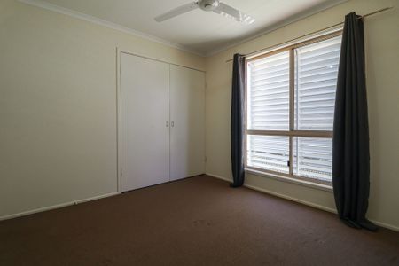 NEAT 3 BEDROOM HOME WITH 2 GARDEN SHEDS IN QUIET CUL-DE-SAC - Photo 5