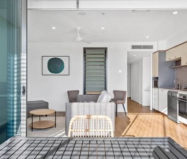 Large 1 bedroom, furnished in convenient location! - Photo 3