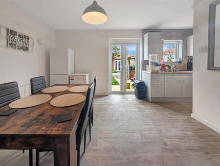 3 bedroom semi-detached house to rent - Photo 5