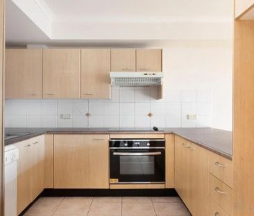 Original North Facing 1 Bed Apartment with Balcony and Secure Parking - Photo 3