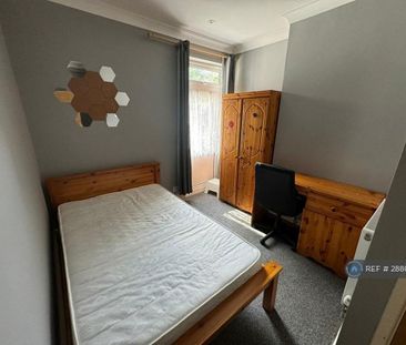 5 bedroom semi-detached house to rent - Photo 3