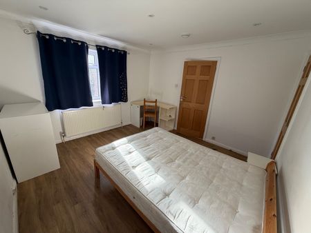 4 Bed Flat, Ferncourt, HA1 - Photo 3