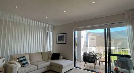 Stylish townhouse, stunning view and double garage - Photo 5