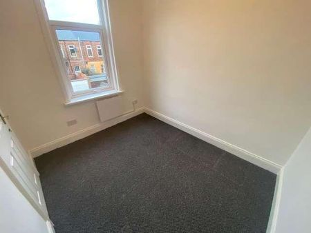 3 bedroom flat to rent - Photo 4