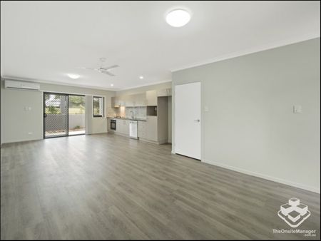 A/C in Every Room! Huge Townhouse! - Photo 2