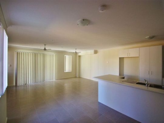 Spacious Townhome + Air Con + Ensuite + Yard!!! - Photo 1