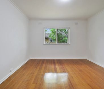 Spacious, light-filled apartment in the heart of Sandringham - Photo 2