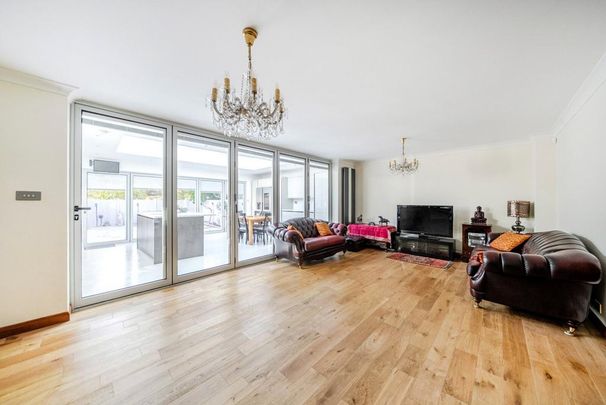 5 bedroom detached house to rent - Photo 1