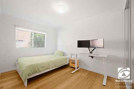 CONVENIENTLY LOCATED 2 BEDROOM UNIT + GARAGE - Photo 3