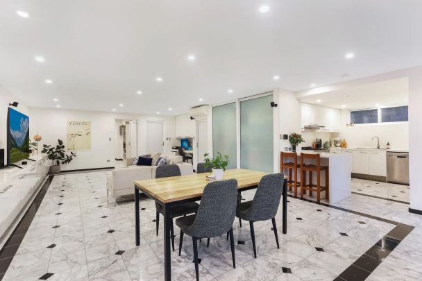 Large luxury family entertainer set on 865sqm - Photo 1