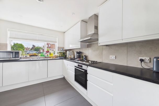 3 bedroom House in Valley Crescent, Wokingham - Photo 1