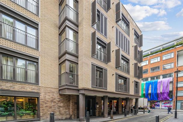 Stunning Penthouse on the 5th/6th floor of this incredible development. Featuring high ceilings and a roof terrace with views over Soho. - Photo 1