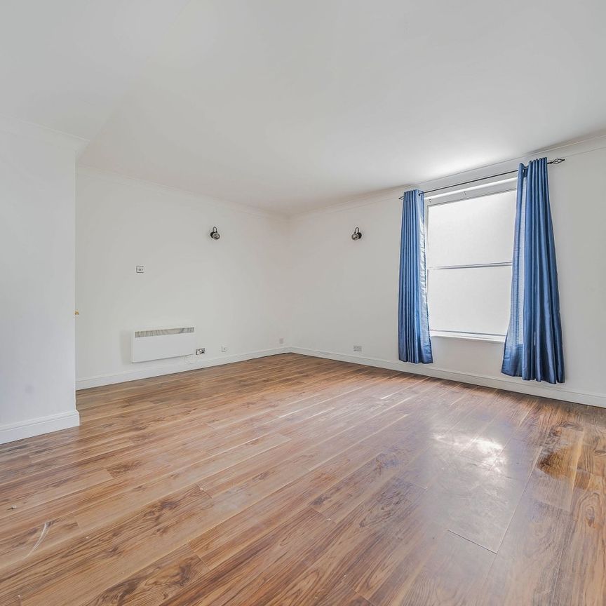 Flat to rent - West Street, Gravesend, DA11 - Photo 1