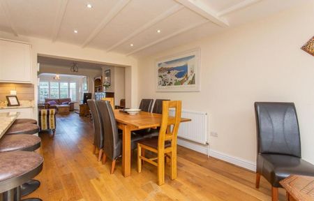 5 bedroom semi-detached house to rent - Photo 4