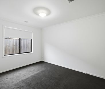 LARGE MODERN FAMILY HOME - Photo 5