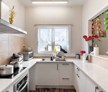 Large bungalow in the heart of Otahuhu! - Photo 3