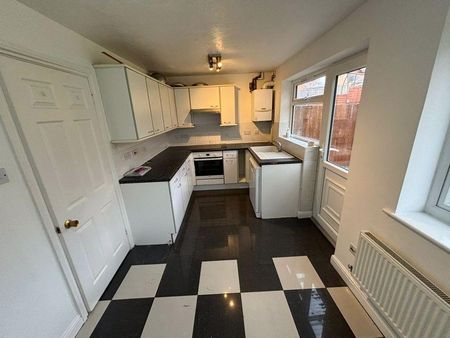 3 bedroom end of terrace house to rent - Photo 3