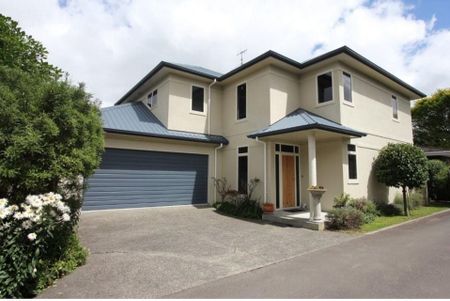 Fully Furnished and Low Maintenance Modern House - Photo 4