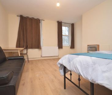 1 bedroom in a flat share to rent - Photo 1