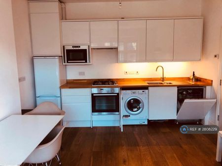 2 bedroom flat to rent - Photo 2