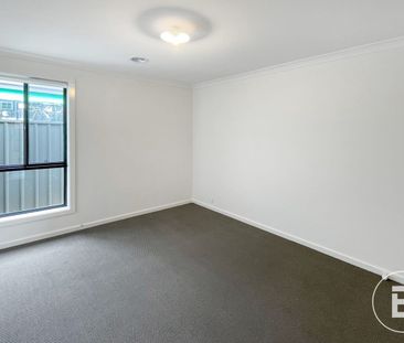 MODERN FOUR BEDROOM HOME IN DESIRED SUBURB - Photo 3