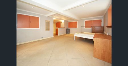 Spacious family Home - Photo 3