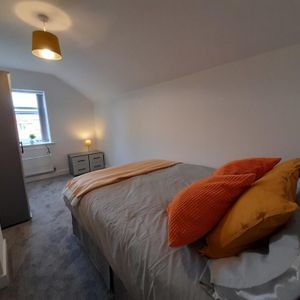 1 bedroom in a house share to rent - Photo 2