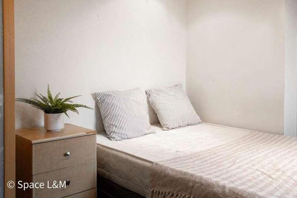 Basingstoke Road, Reading, Berkshire, RG2 - Photo 1