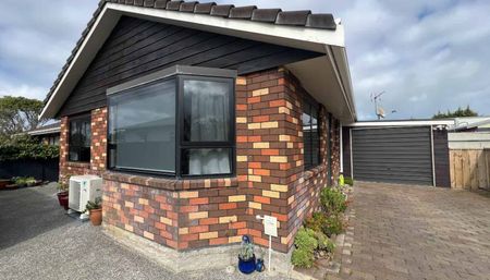 Modern and low maintenance cutie - Photo 3