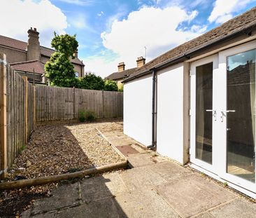Flat to rent - Chislehurst Road, Orpington, BR6 - Photo 4