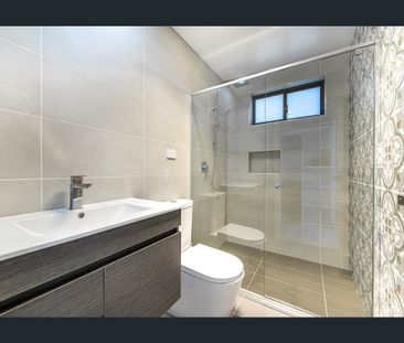 4 BEDROOM HOME WITH 3 BATHROOMS - Photo 1