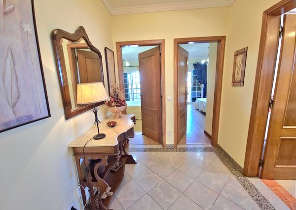 Moradia com piscina, jardim, totalmente equipada e mobilada