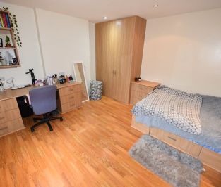 2 bedroom Flat in Cardigan Road, Leeds - Photo 4