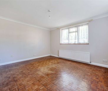 *Please Note: Maximum tenancy length 6 months* Four-bedroom detache... - Photo 6