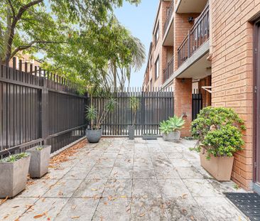 Spacious Two Bedroom Apartment with Two Courtyards - Offered Unfurnished - Photo 5