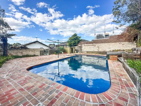 Charming family home with a sparkling inground pool! - Photo 3