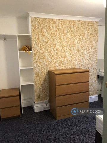 1 bedroom in a house share to rent - Photo 4