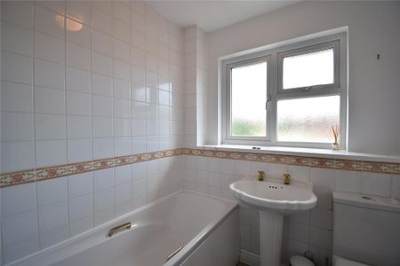 2 bedroom end of terrace house to rent - Photo 2