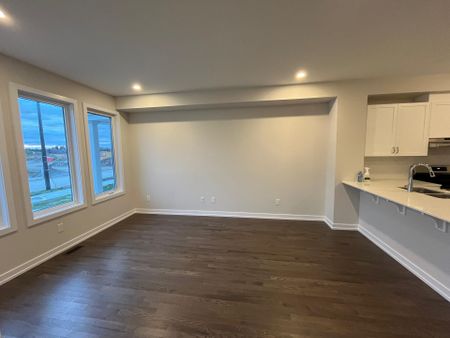 For Lease - 536 Oldenburg Avenue, Stittsville - Munster - Richmond, Ontario - Photo 3