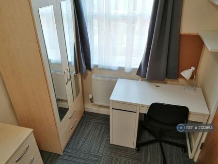 1 bedroom in a house share to rent - Photo 4